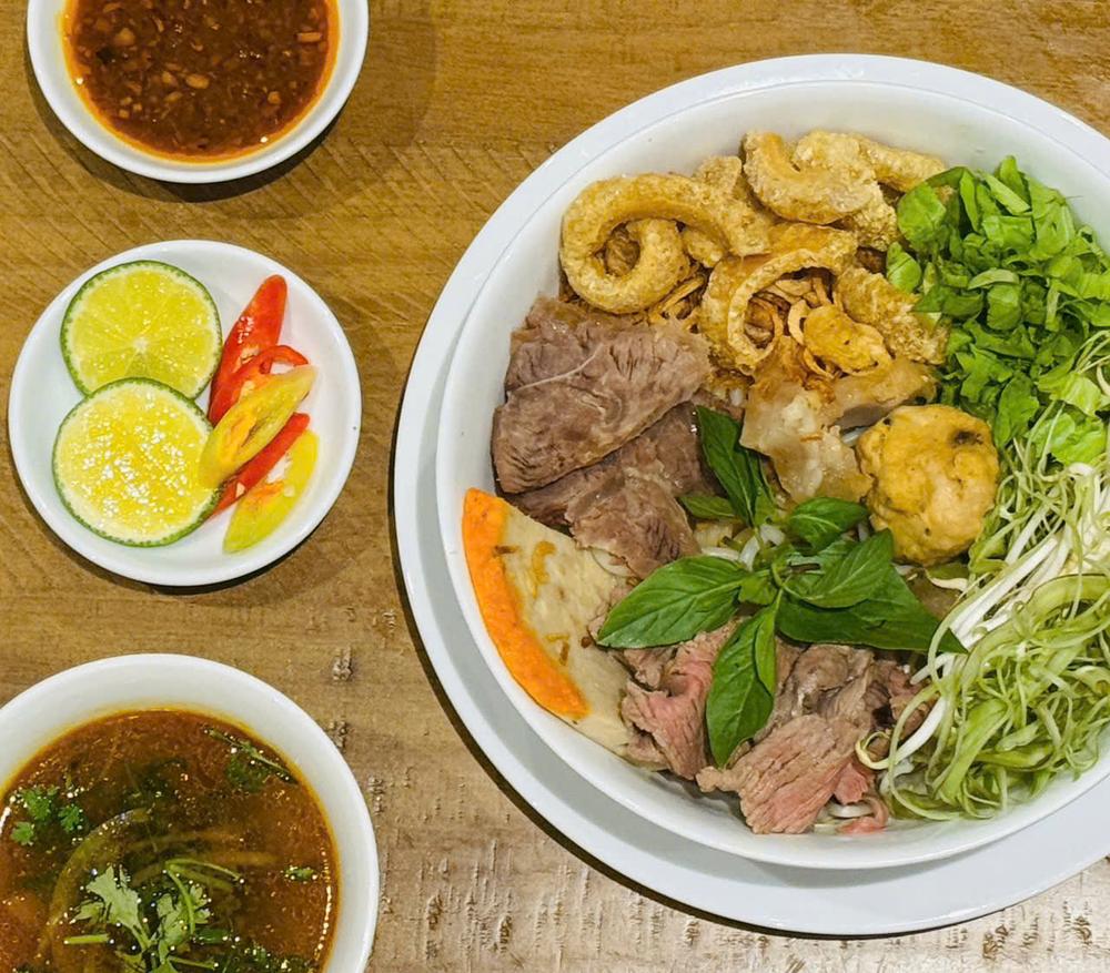 Cận cảnh tô bún bò đầy đủ