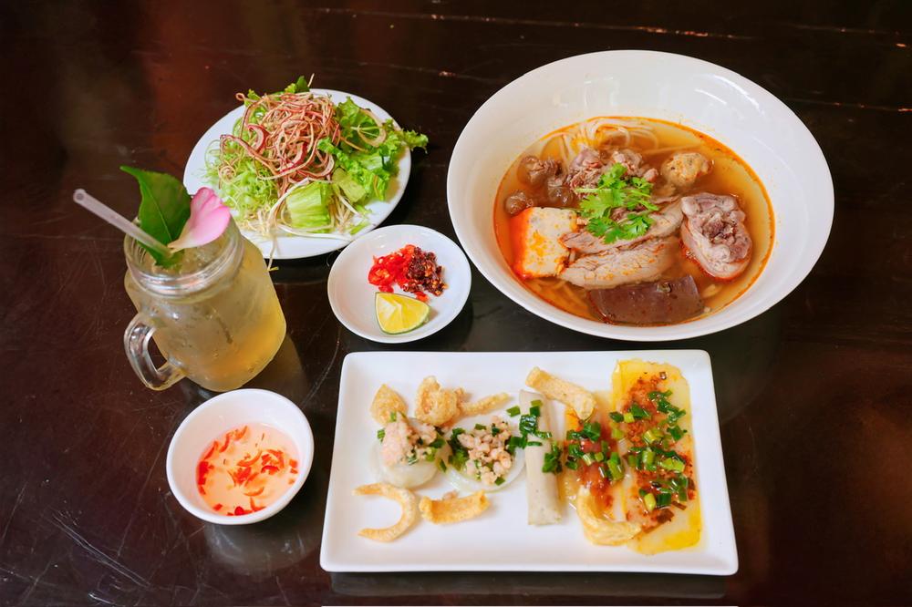 Mâm bún bò, bánh Huế và nước Mót