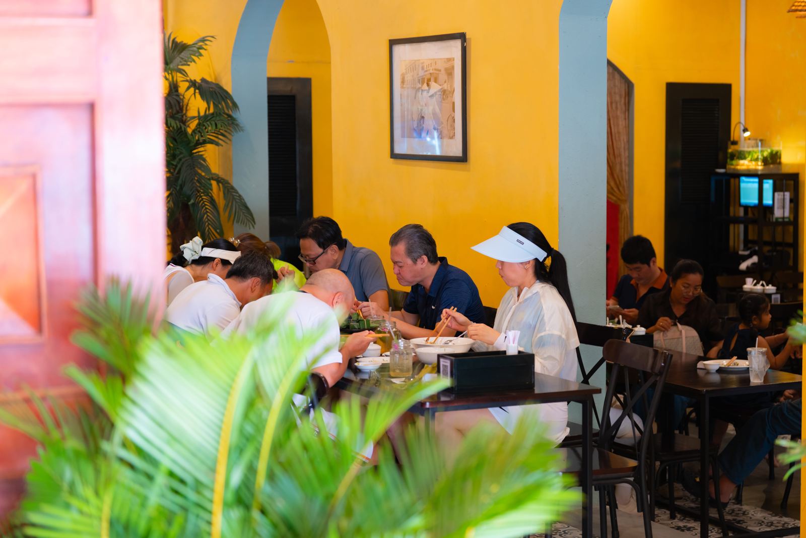 Thực khách dùng bữa bên tường vàng