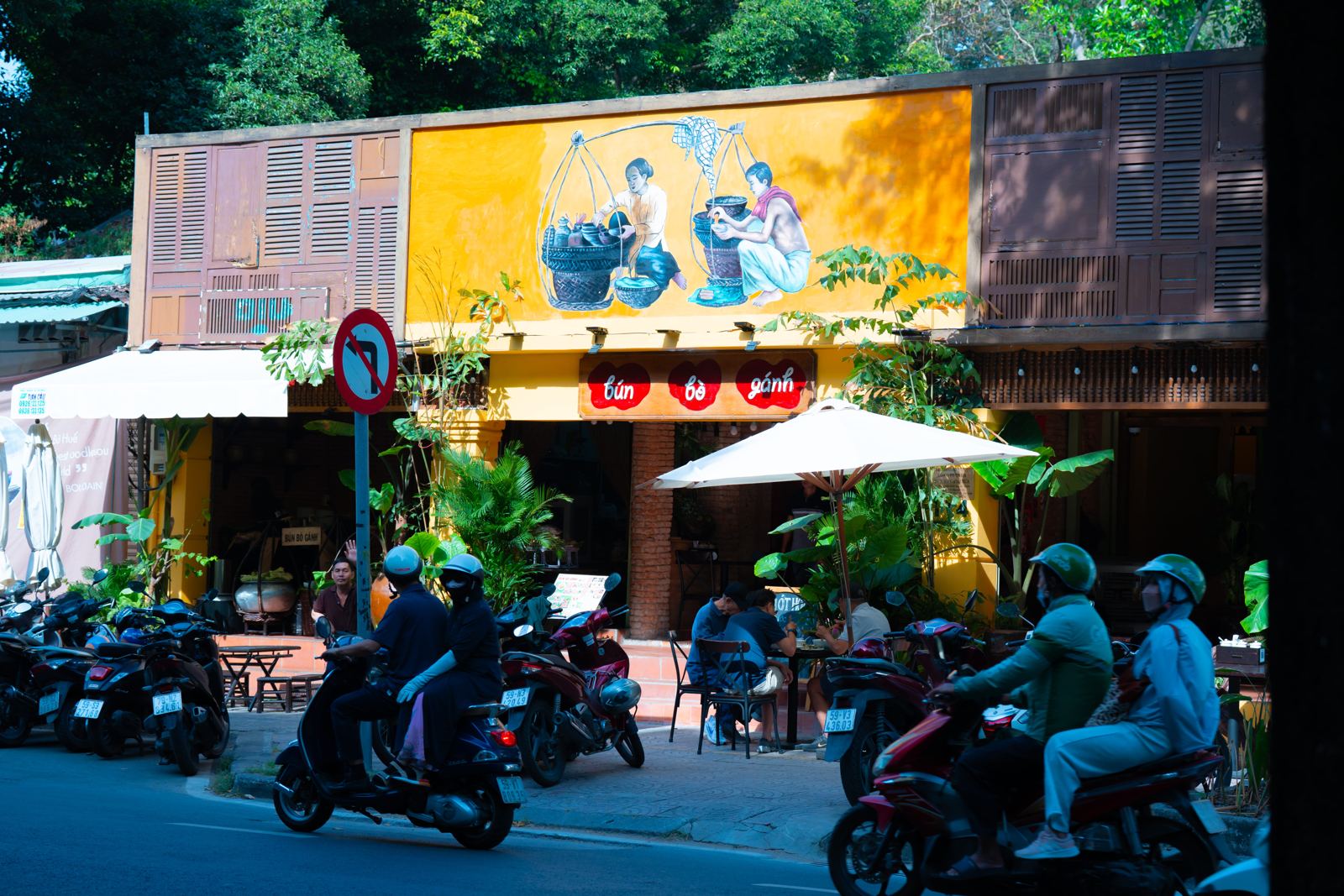 Mặt tiền Bún Bò Gánh 114 Nguyễn Du với tranh tường gánh hàng rong