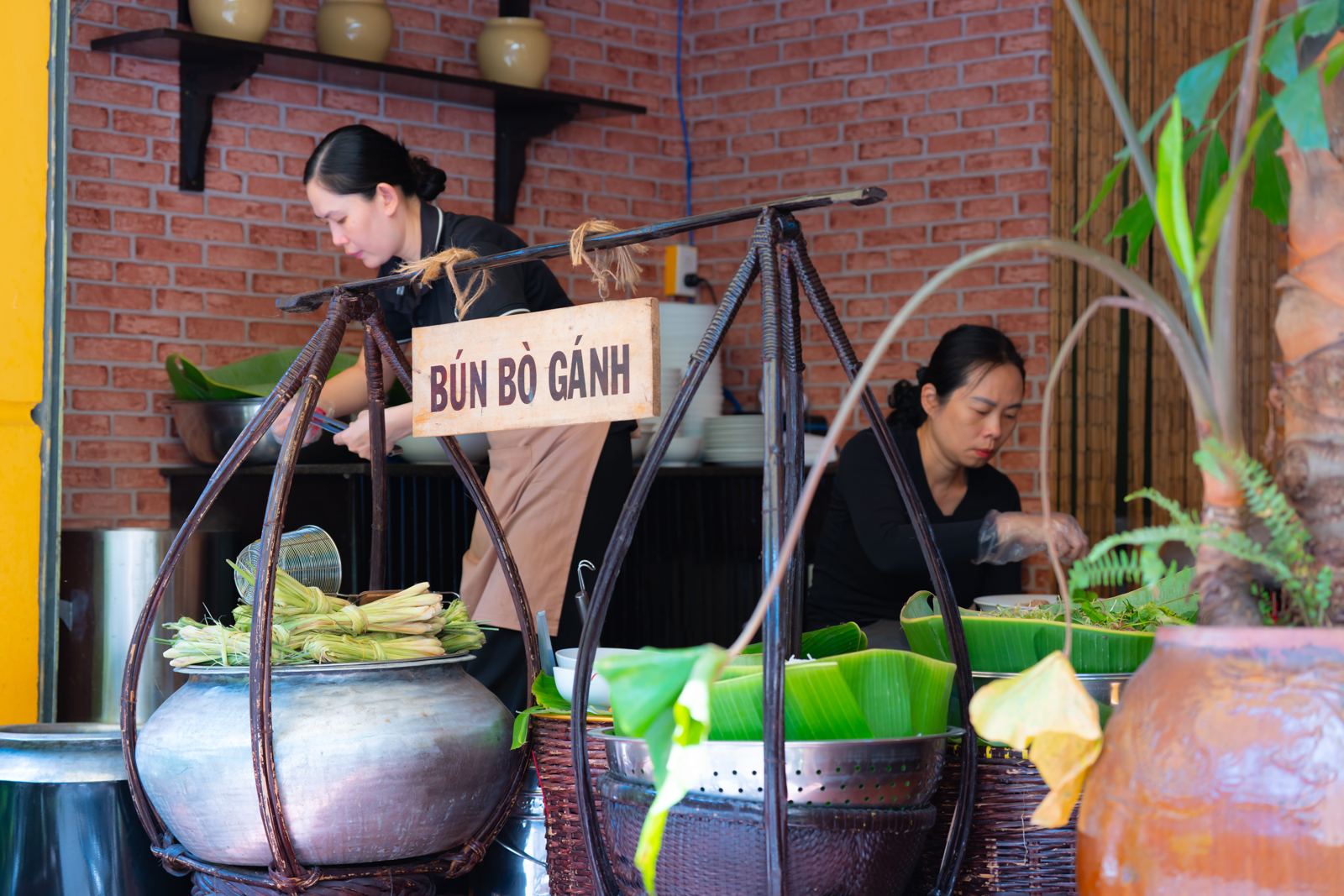 Quầy gánh bún bò với nồi nước dùng và sả tươi